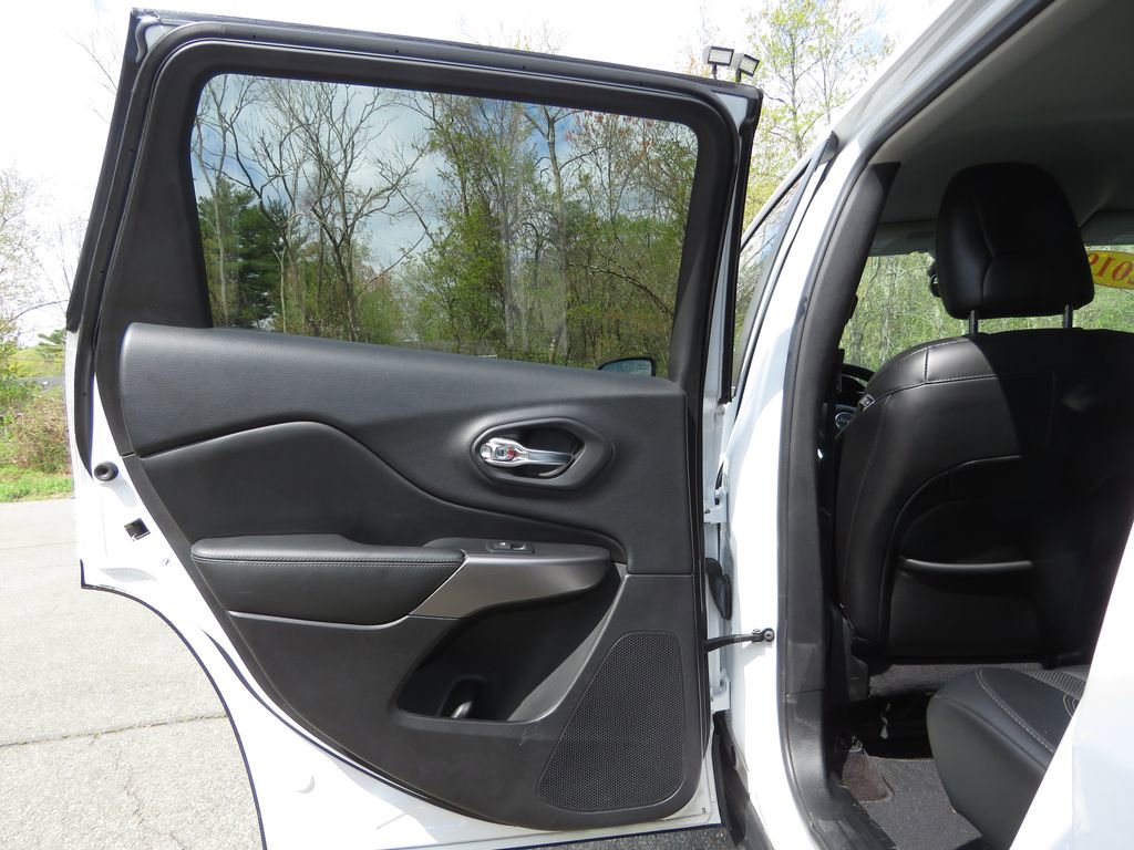 Used 2019 Jeep Cherokee Limited AWD/4WD image 19