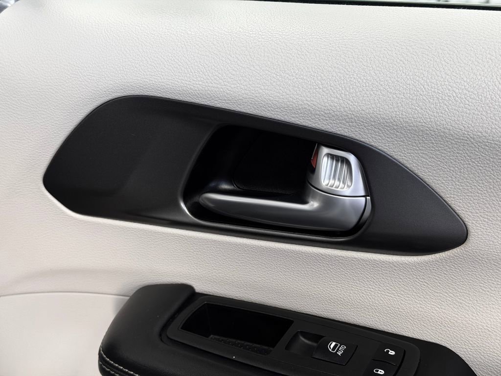 Used 2024 Chrysler Pacifica Touring-L image 29