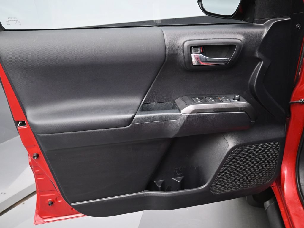 Used 2020 Toyota Tacoma TRD Off-Road AWD/4WD image 11