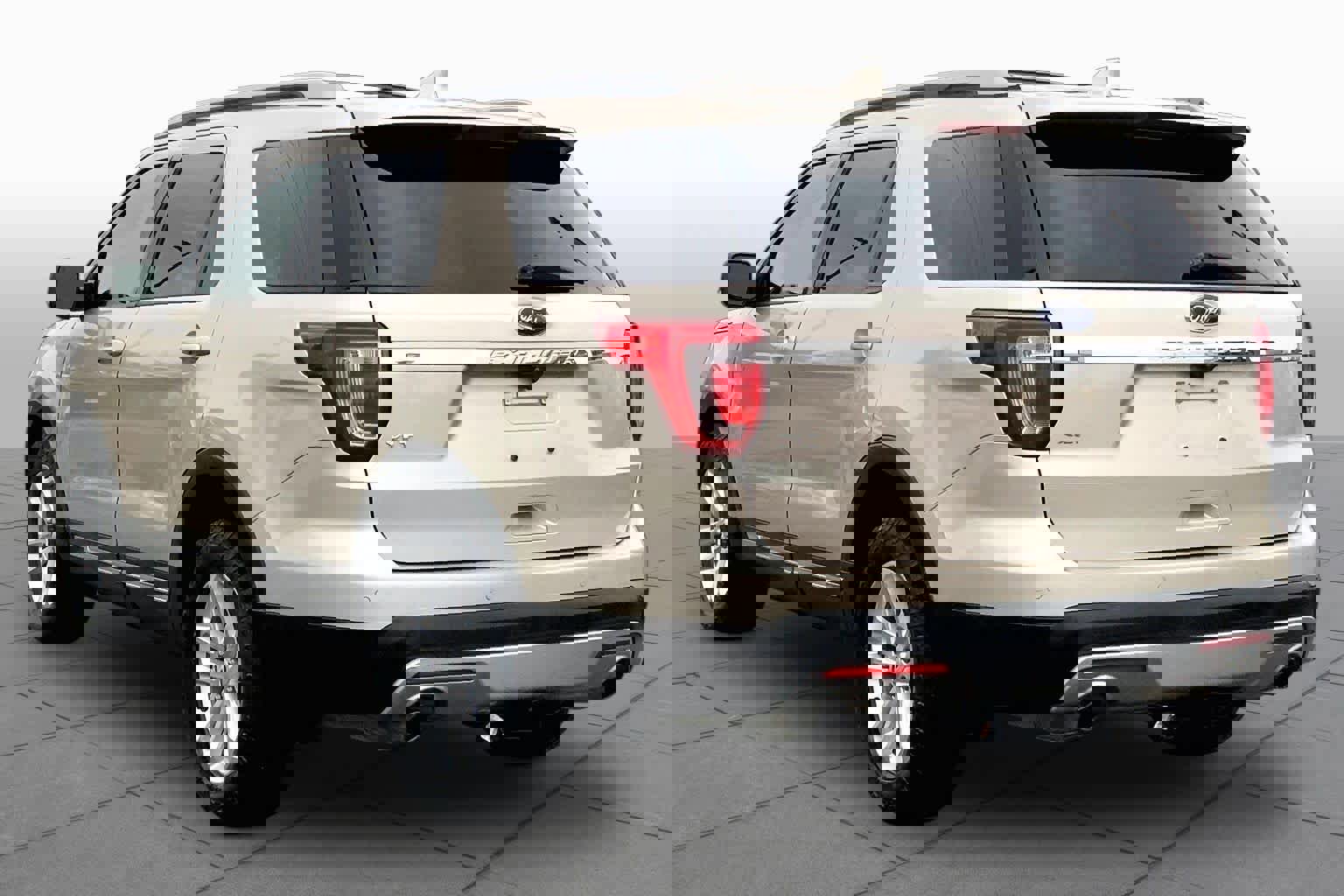 Used 2017 Ford Explorer XLT w/ Equipment Group 202A FWD image 12