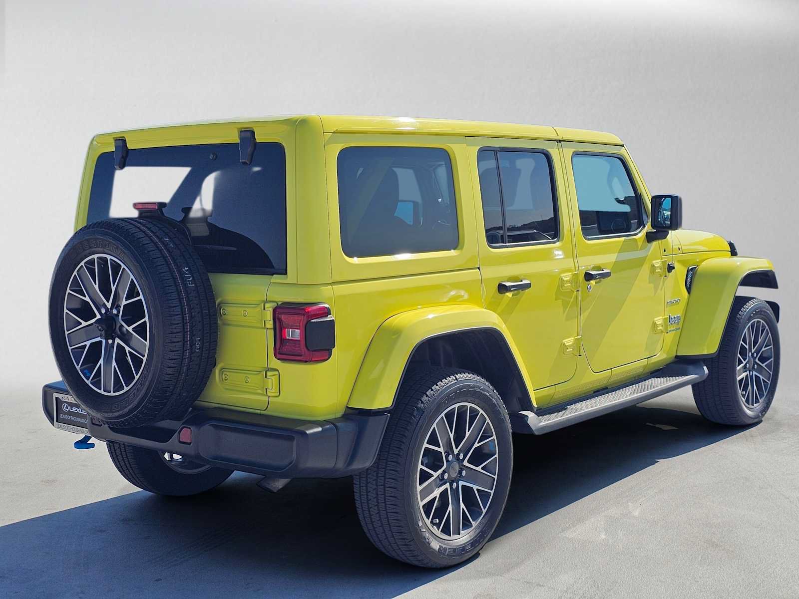Used 2023 Jeep Wrangler Unlimited Sahara w/ Cold Weather Group AWD/4WD image 3