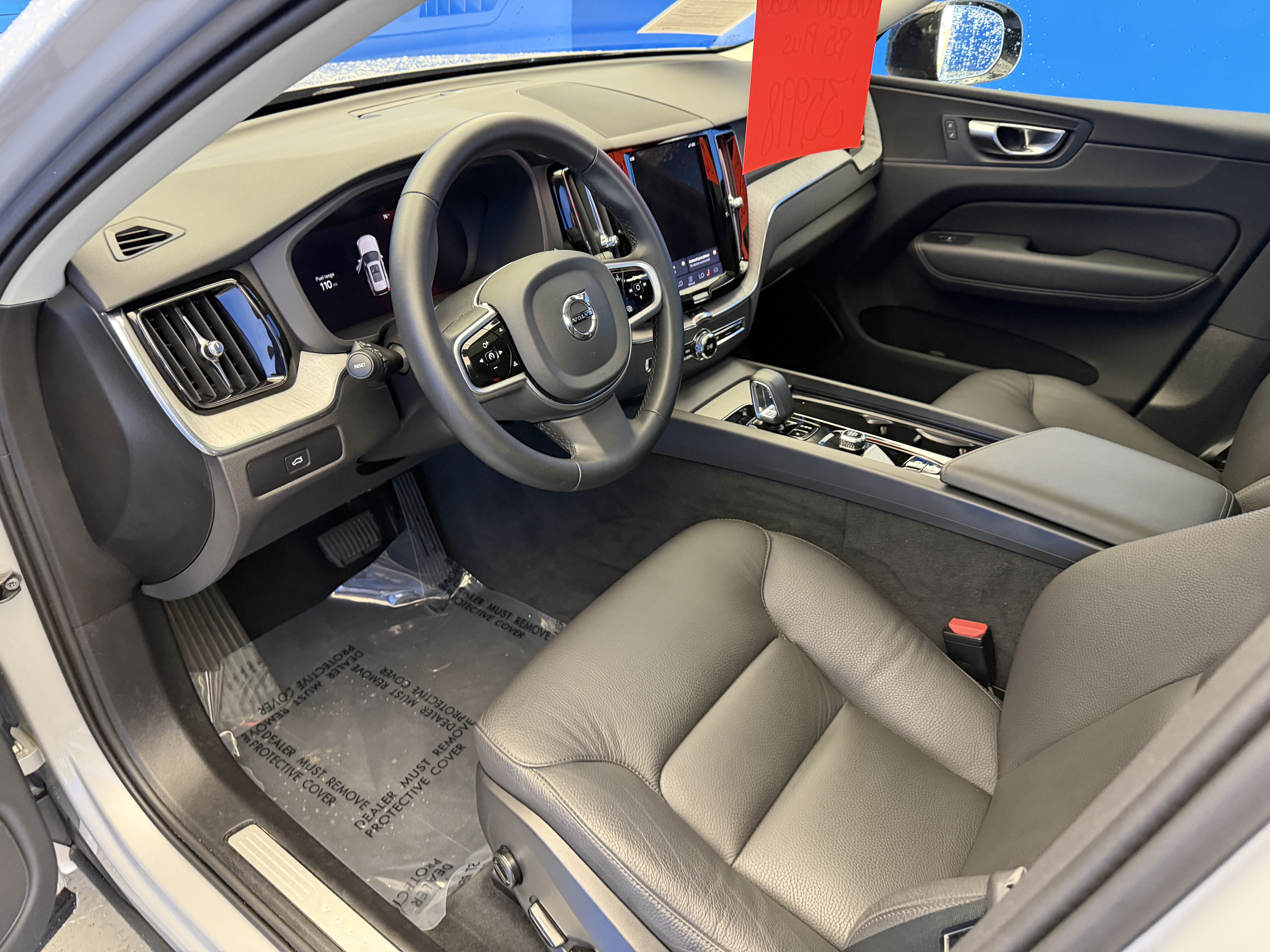 Used 2025 Volvo XC60 B5 Plus AWD/4WD image 11