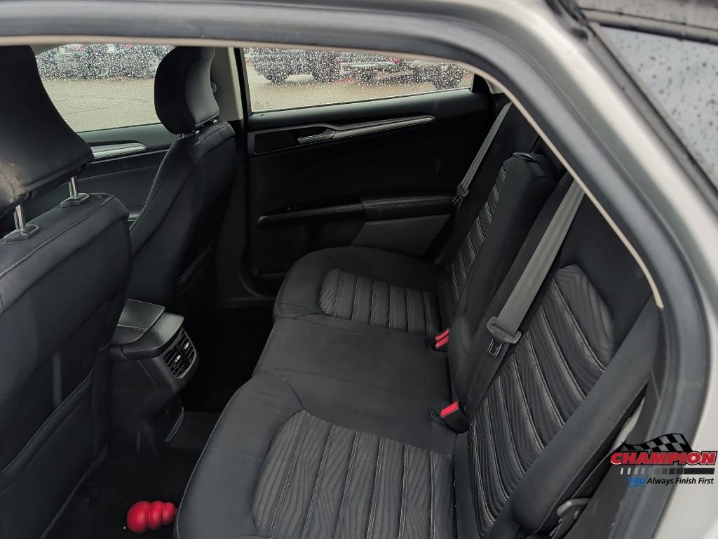 Used 2016 Ford Fusion SE FWD image 16