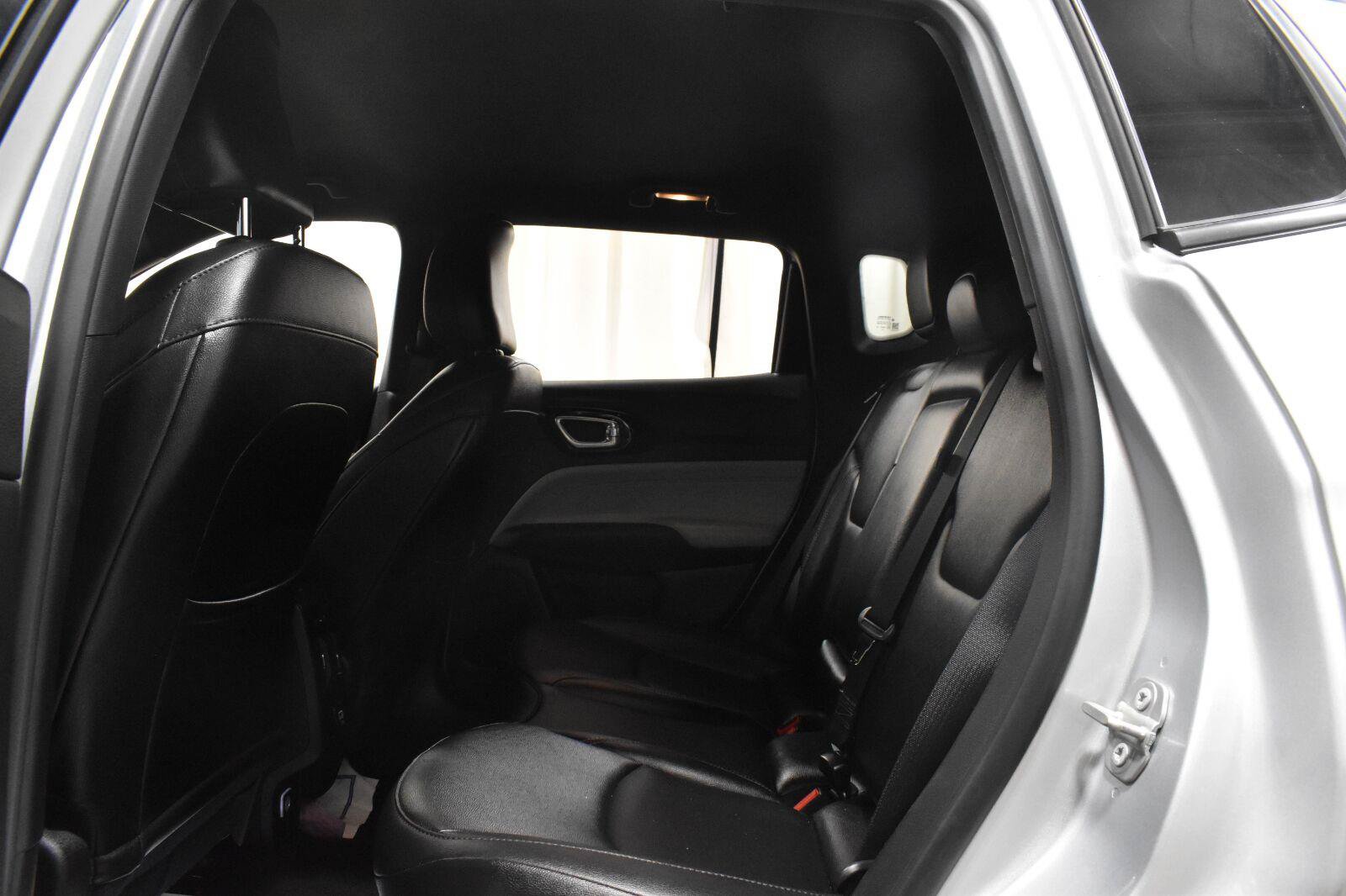 Used 2025 Jeep Compass Limited AWD/4WD image 4