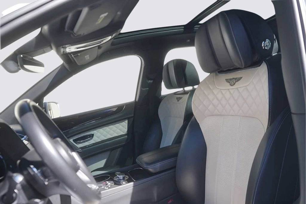 Used 2018 Bentley Bentayga image 24