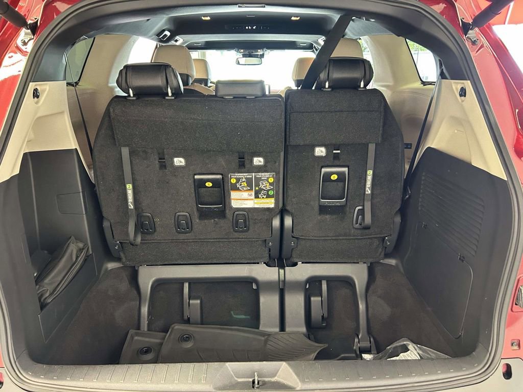 Used 2025 Toyota Sienna Platinum AWD/4WD image 12