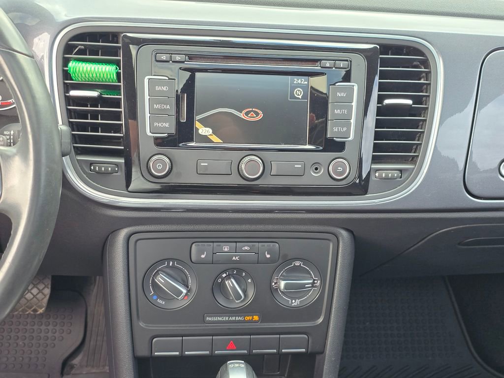 Used 2015 Volkswagen Beetle TDI image 34