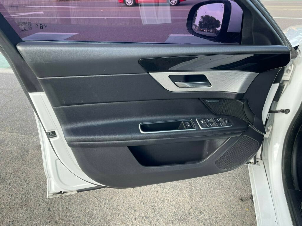 Used 2017 Jaguar XF RWD image 9