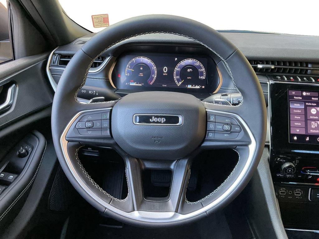 Used 2025 Jeep Grand Cherokee Laredo RWD image 17