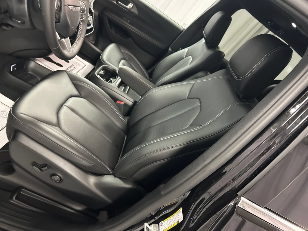 New 2027 Chrysler Pacifica Select w/ Family Tech Group FWD image 10