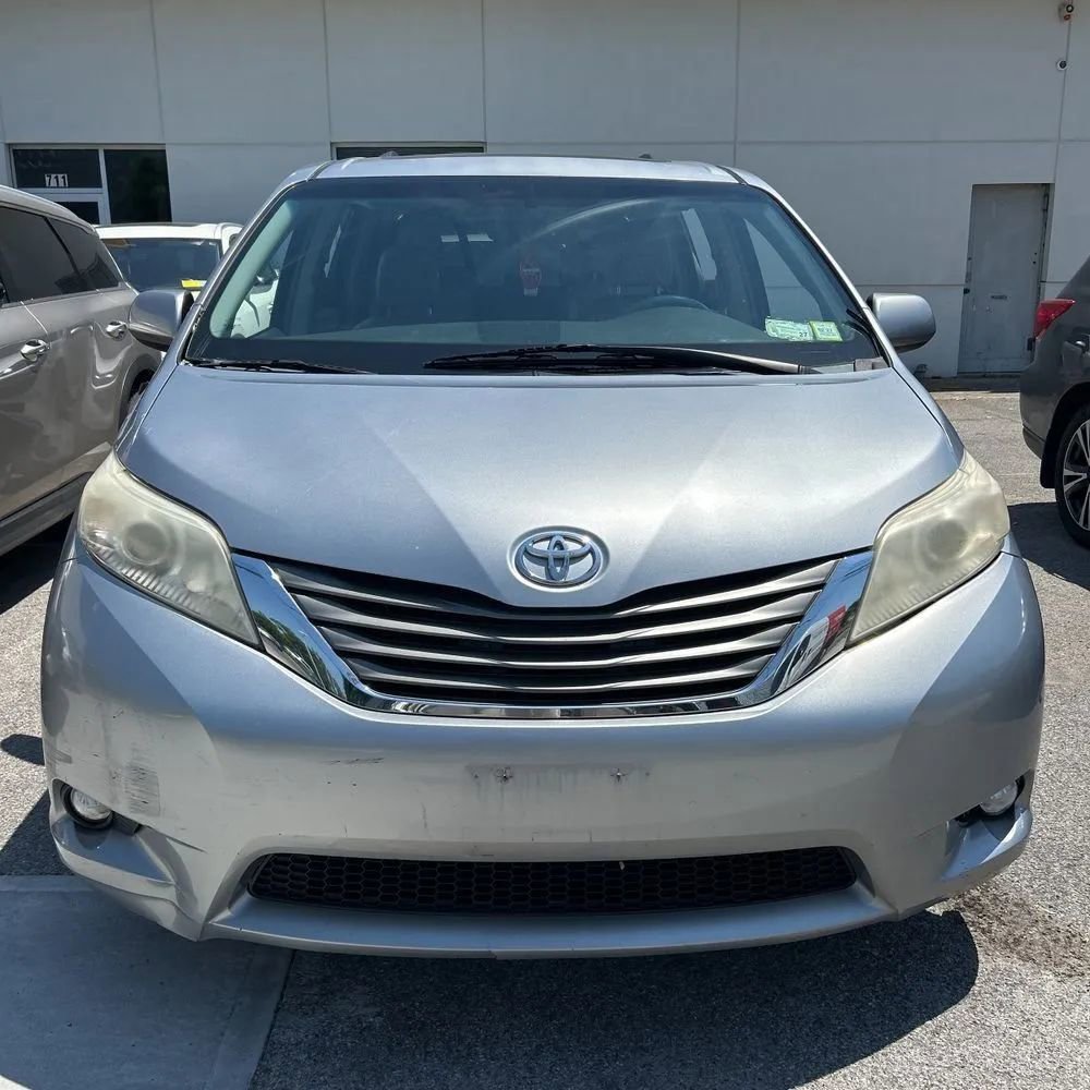 Used 2013 Toyota Sienna XLE w/ Entertainment Pkg AWD/4WD image 12