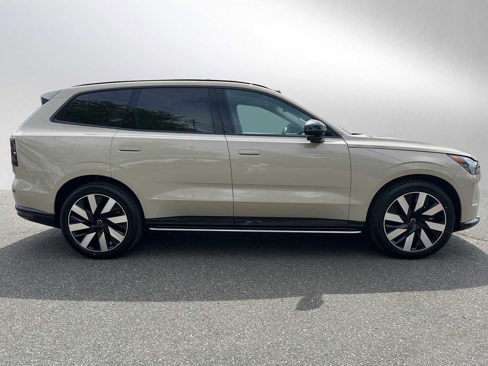New 2025 Volvo EX90 Ultra image 2