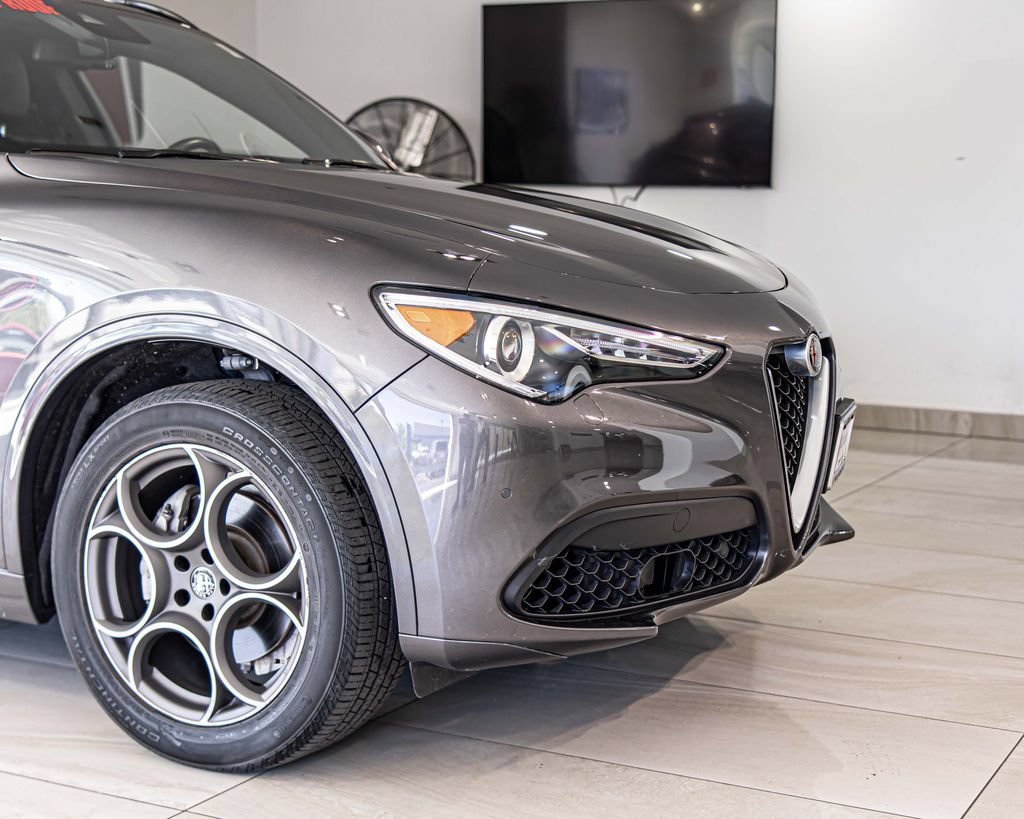 Used 2023 Alfa Romeo Stelvio Ti AWD/4WD image 3