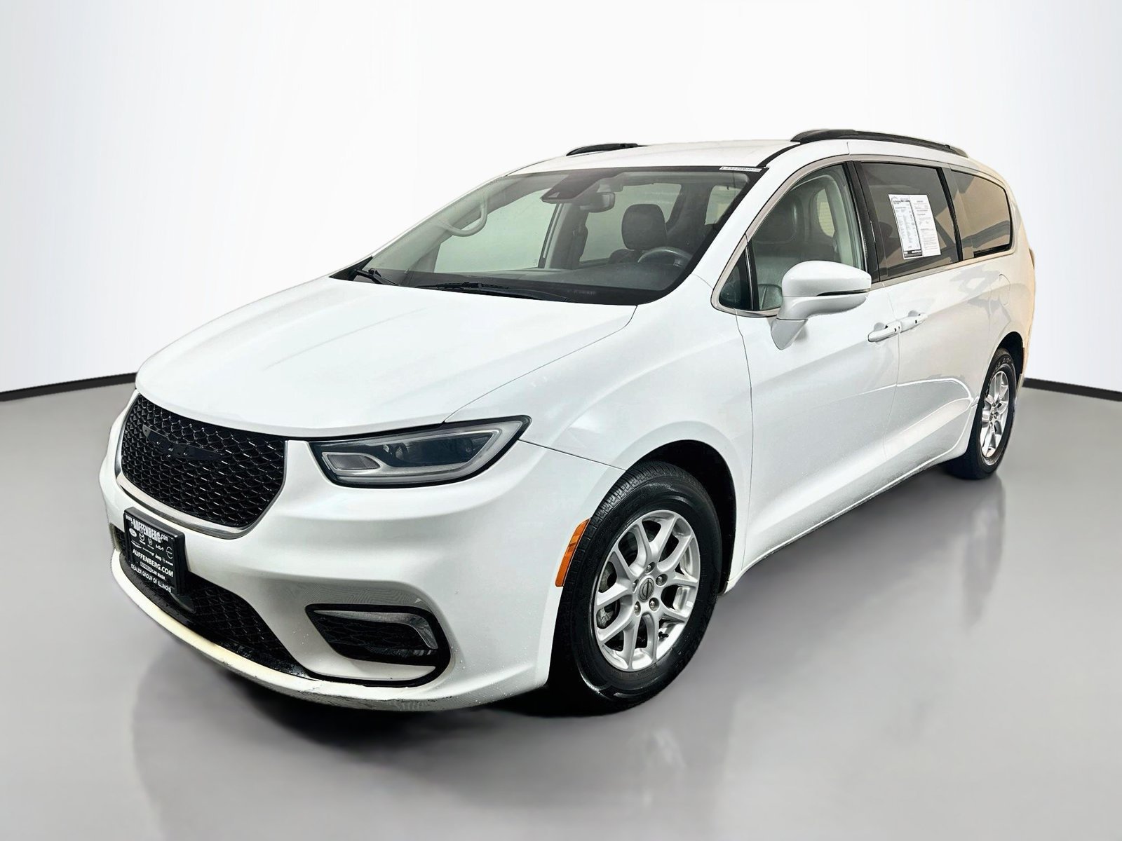 Used 2022 Chrysler Pacifica Touring-L FWD image 3
