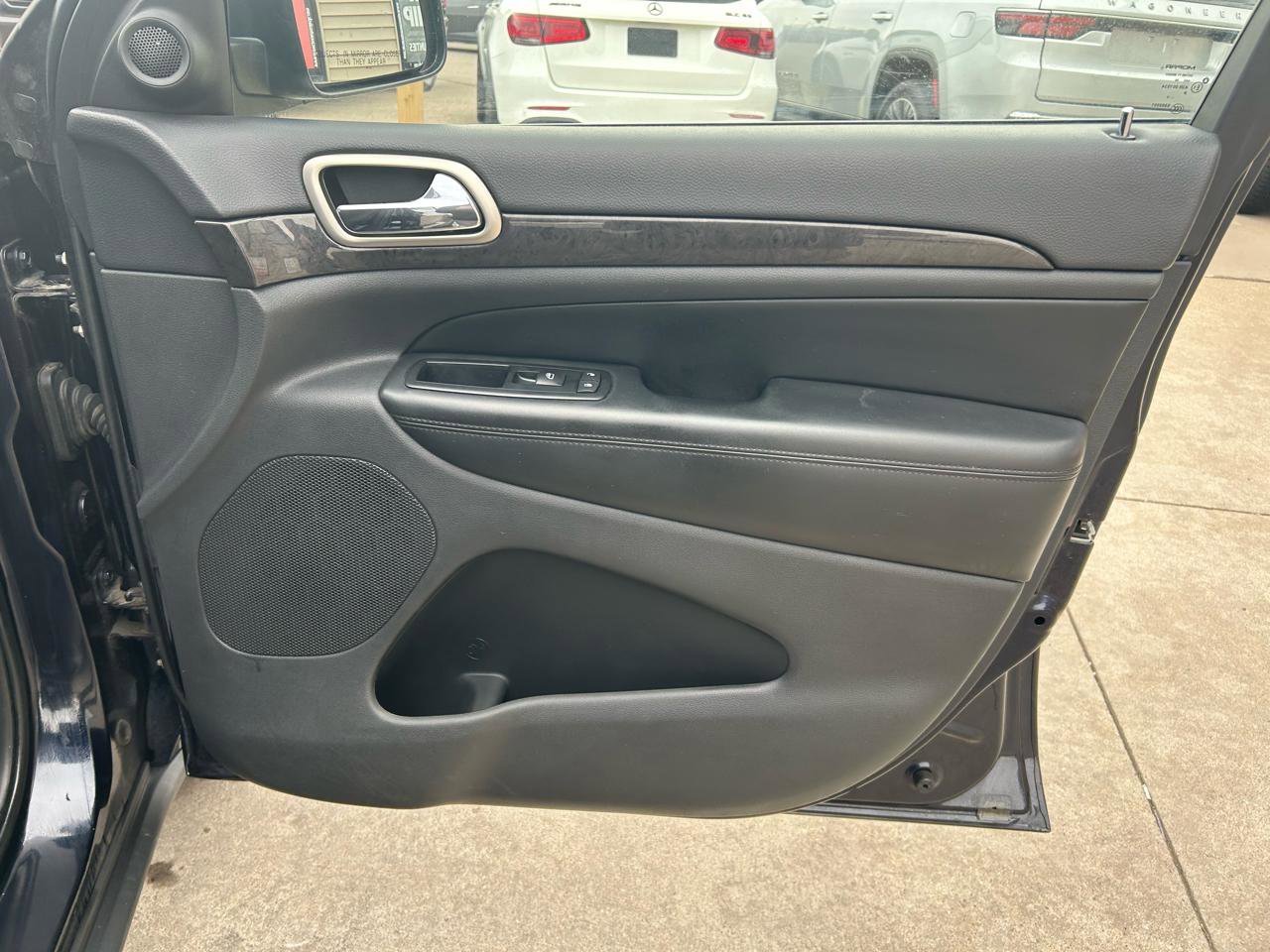 Used 2011 Jeep Grand Cherokee Laredo w/ Security & Convenience Group image 16