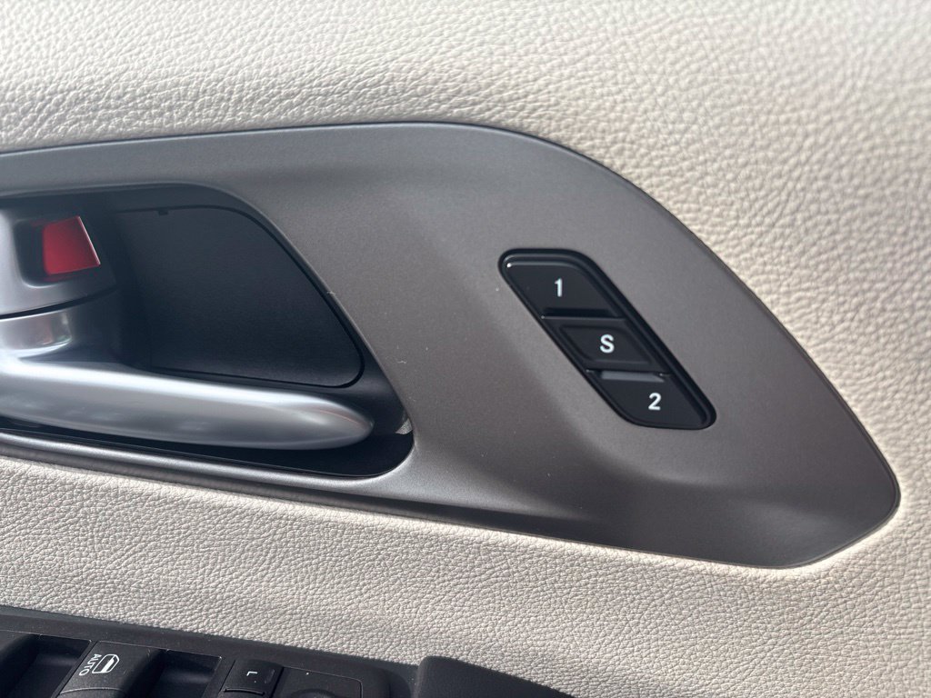 Used 2024 Chrysler Pacifica Limited FWD image 29