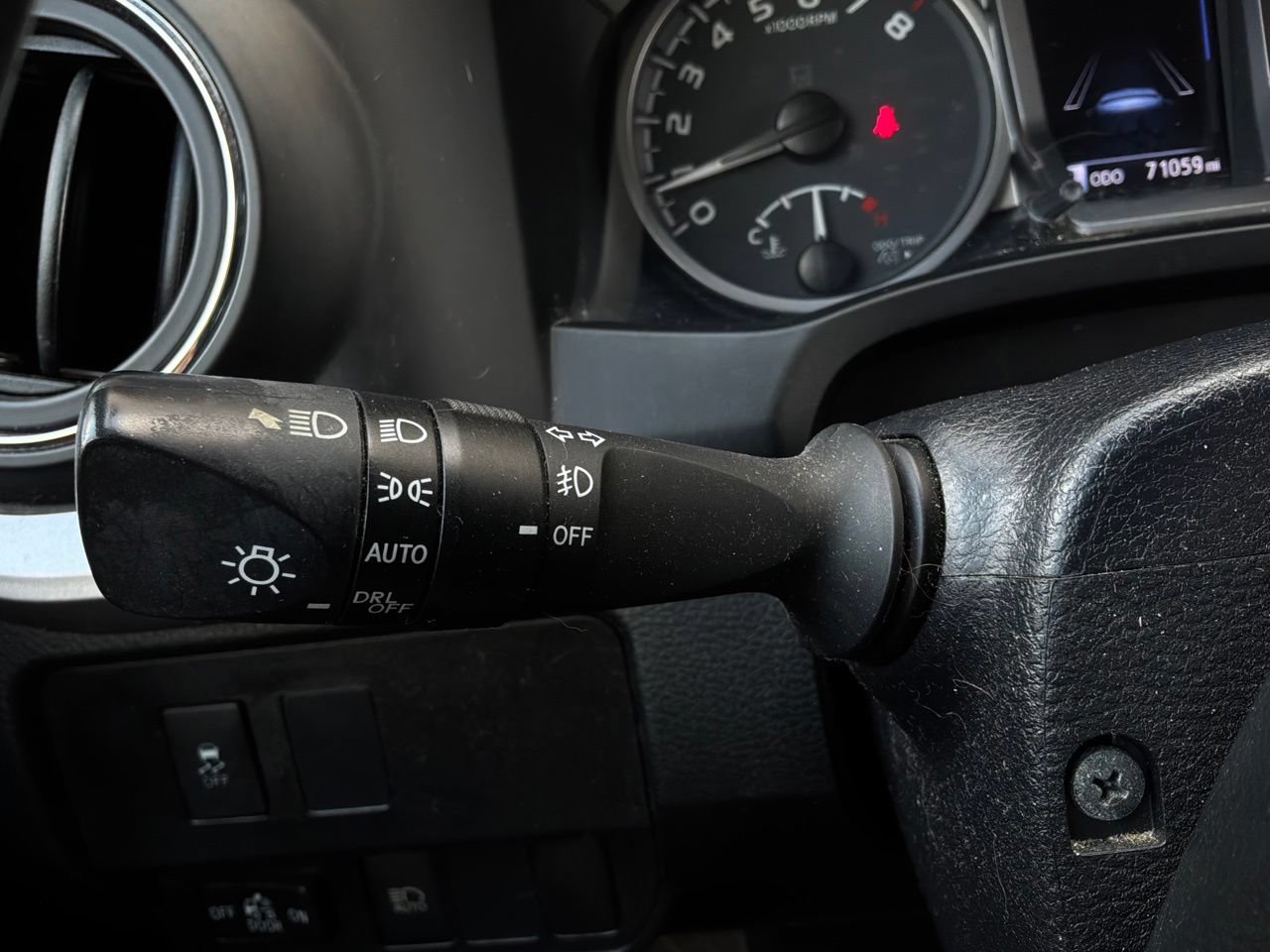 Used 2021 Toyota Tacoma SR5 AWD/4WD image 38