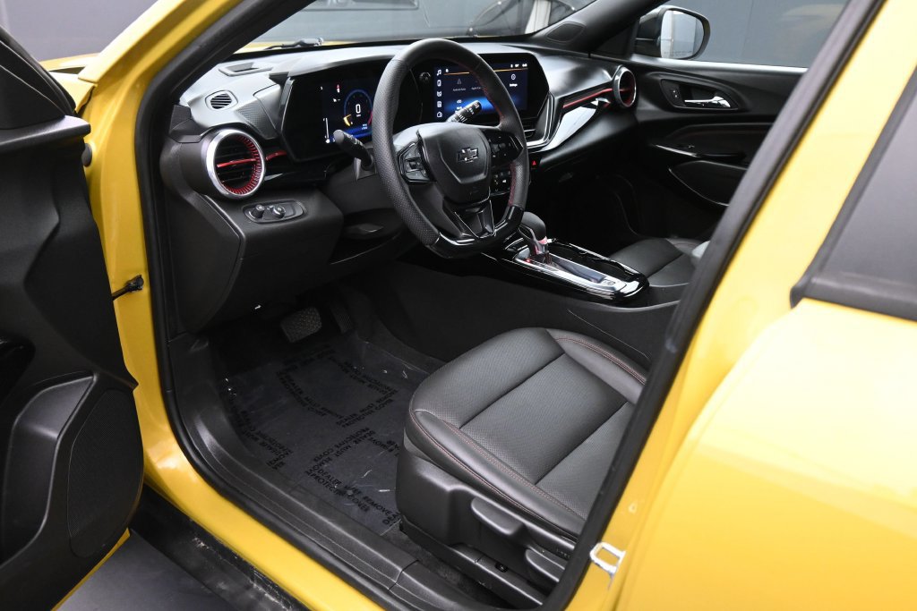 Used 2024 Chevrolet Trax RS FWD image 2