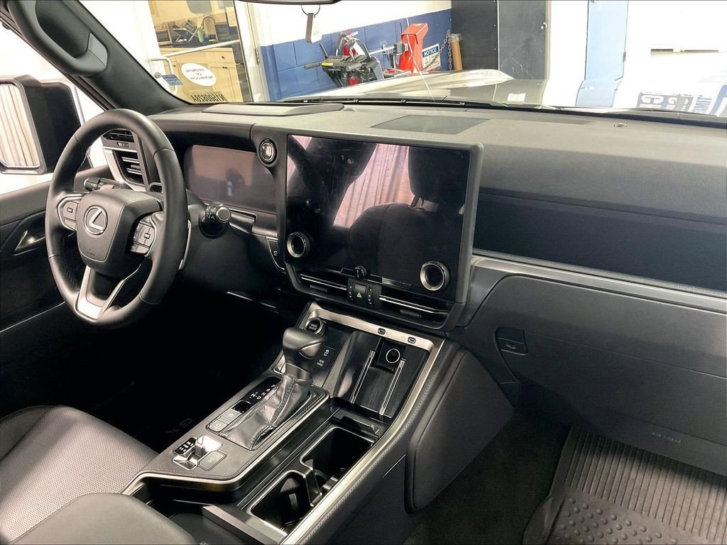 Used 2024 Lexus GX 550 w/ Accessory Package (2T) AWD/4WD image 14