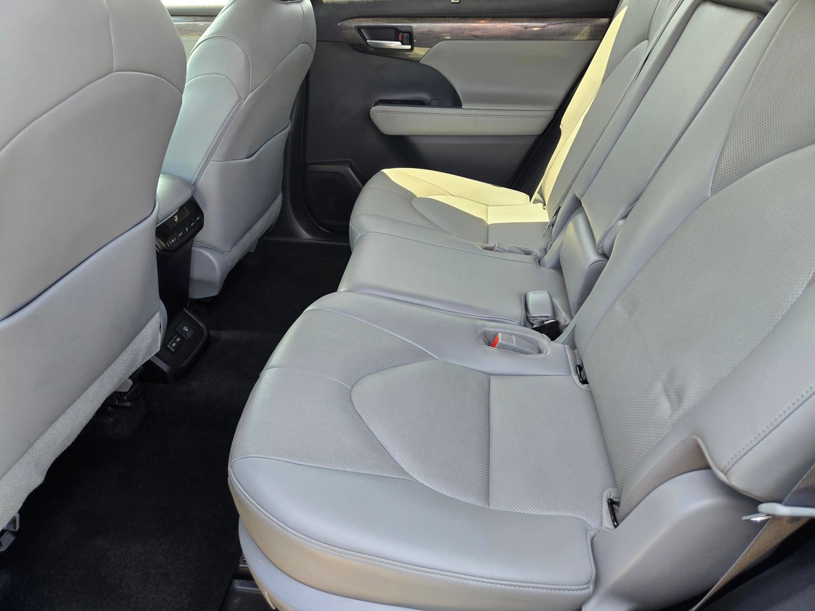 Used 2023 Toyota Highlander Limited FWD image 17