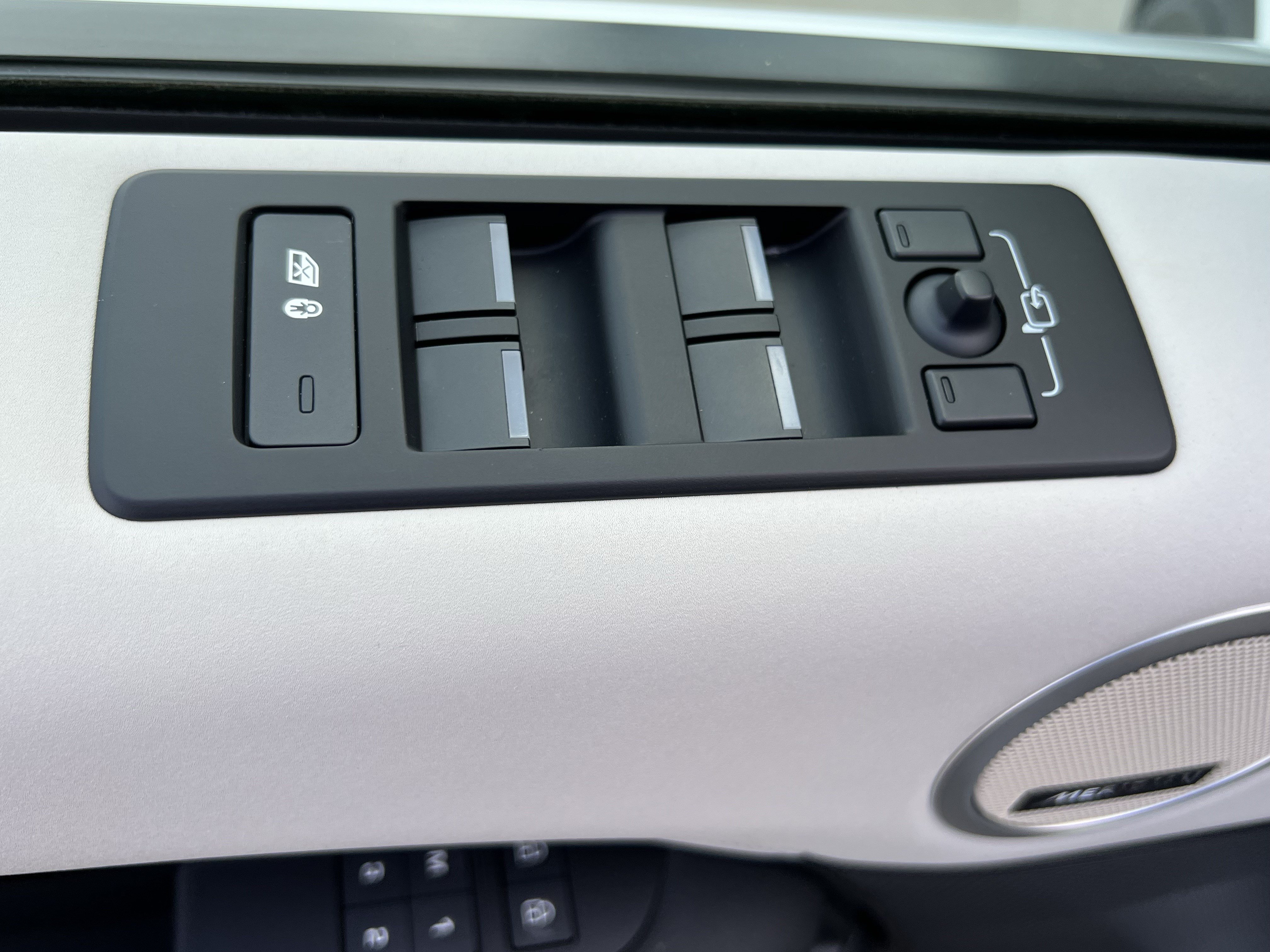 Used 2024 Land Rover Discovery S AWD/4WD image 15