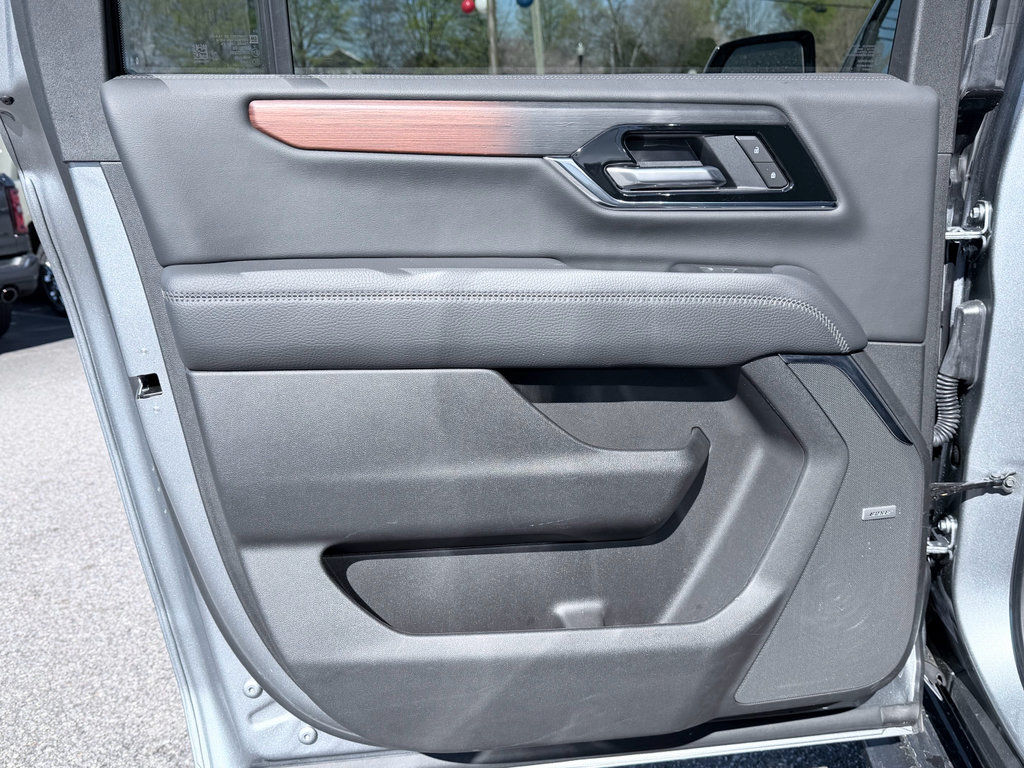 Used 2025 GMC Yukon XL Denali RWD image 34