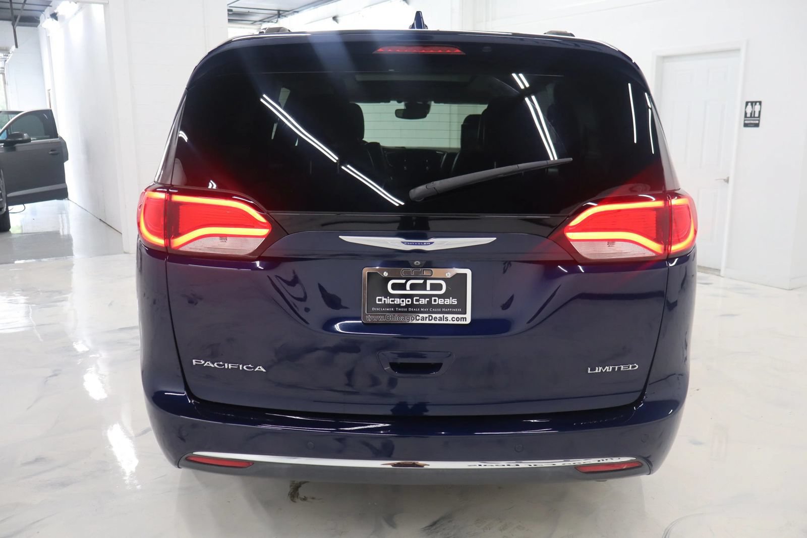 Used 2019 Chrysler Pacifica Limited w/ Tire & Wheel Group FWD image 7