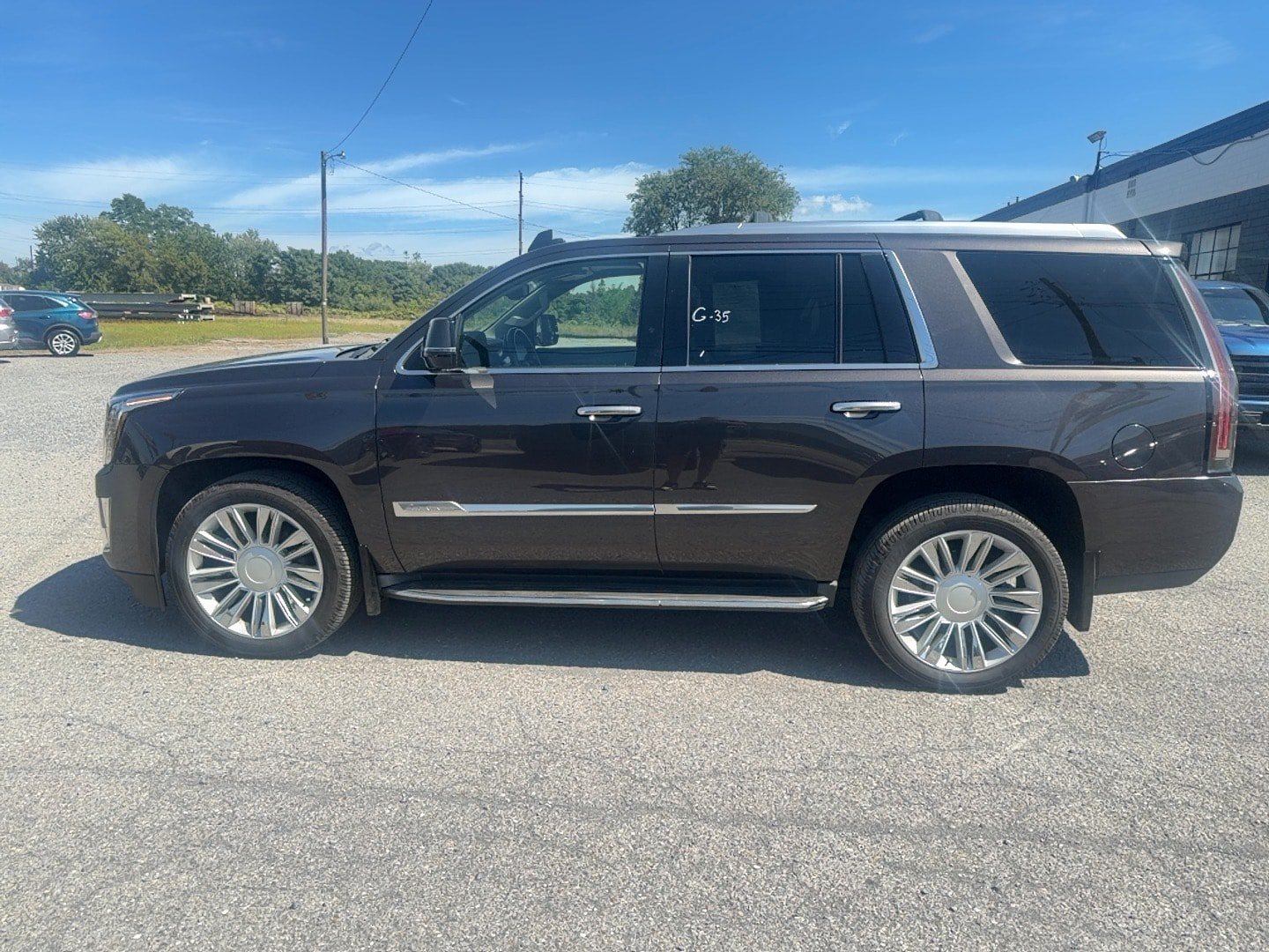 Used 2016 Cadillac Escalade Luxury AWD/4WD image 2