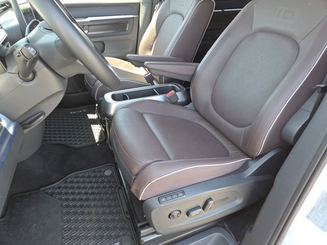 Used 2025 Volkswagen ID. Buzz Pro S RWD image 33