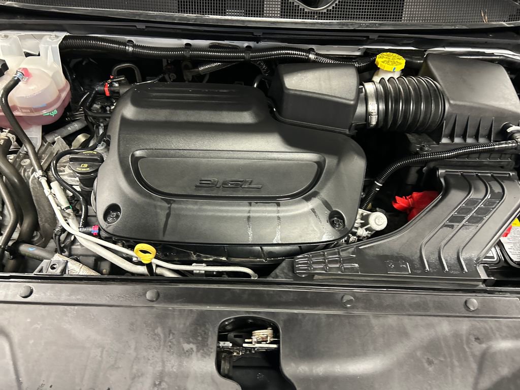 Used 2025 Chrysler Pacifica Select w/ Uconnect Theater Family Group image 28