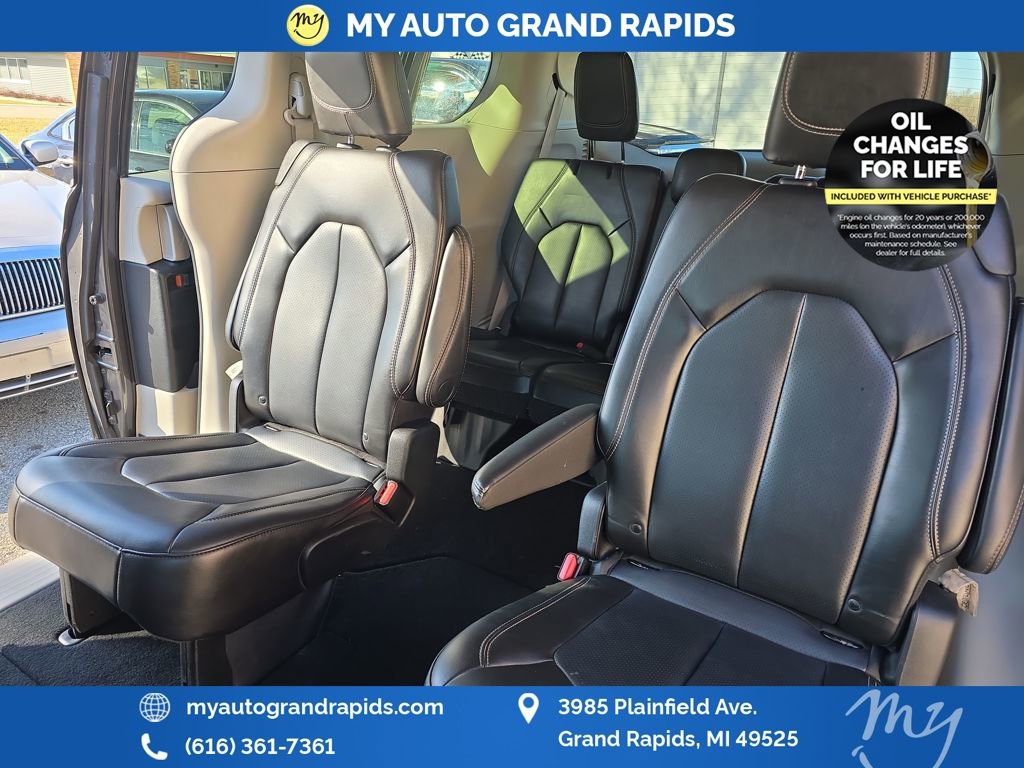 Used 2023 Chrysler Pacifica Touring-L image 26
