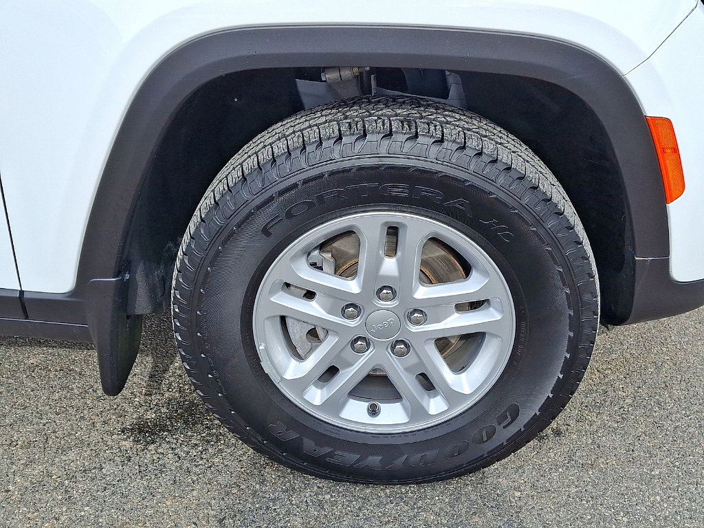 Used 2025 Jeep Grand Cherokee Laredo w/ MOPAR Finishing Package image 26