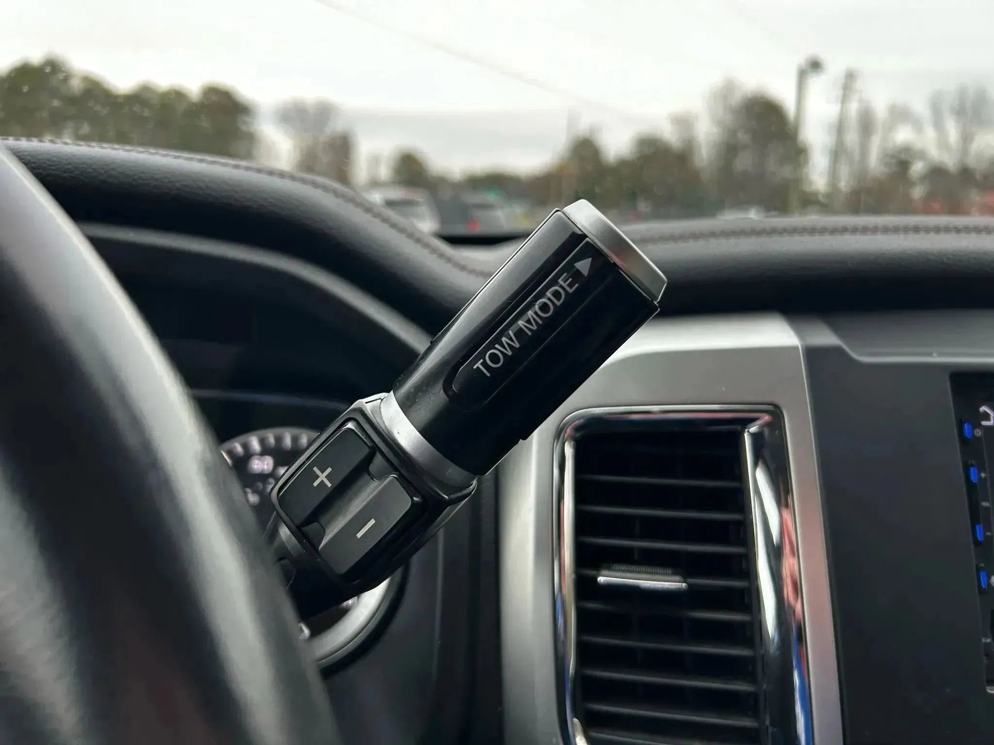 Used 2017 Nissan Titan SL image 22