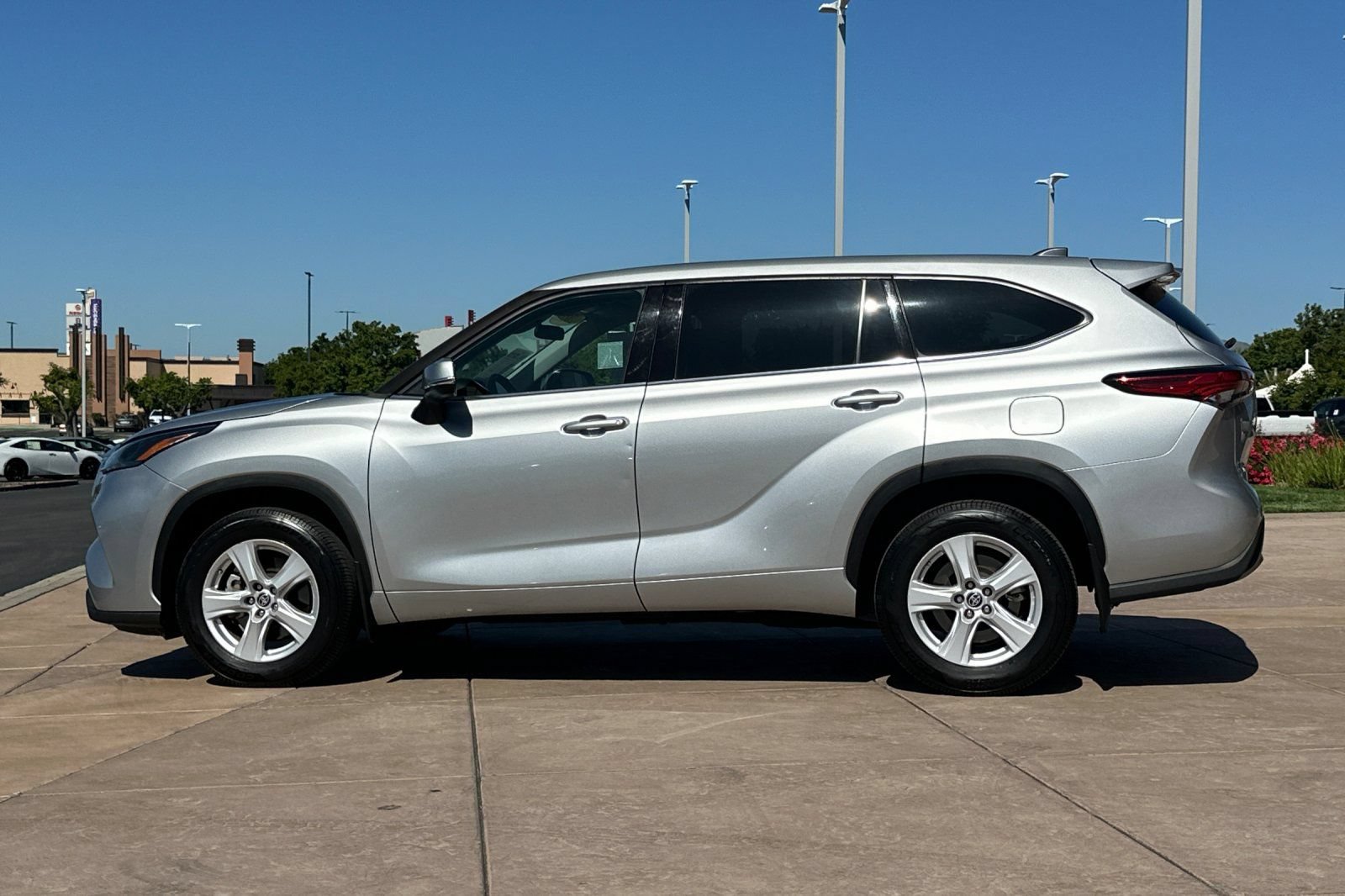 Used 2022 Toyota Highlander LE AWD/4WD image 7