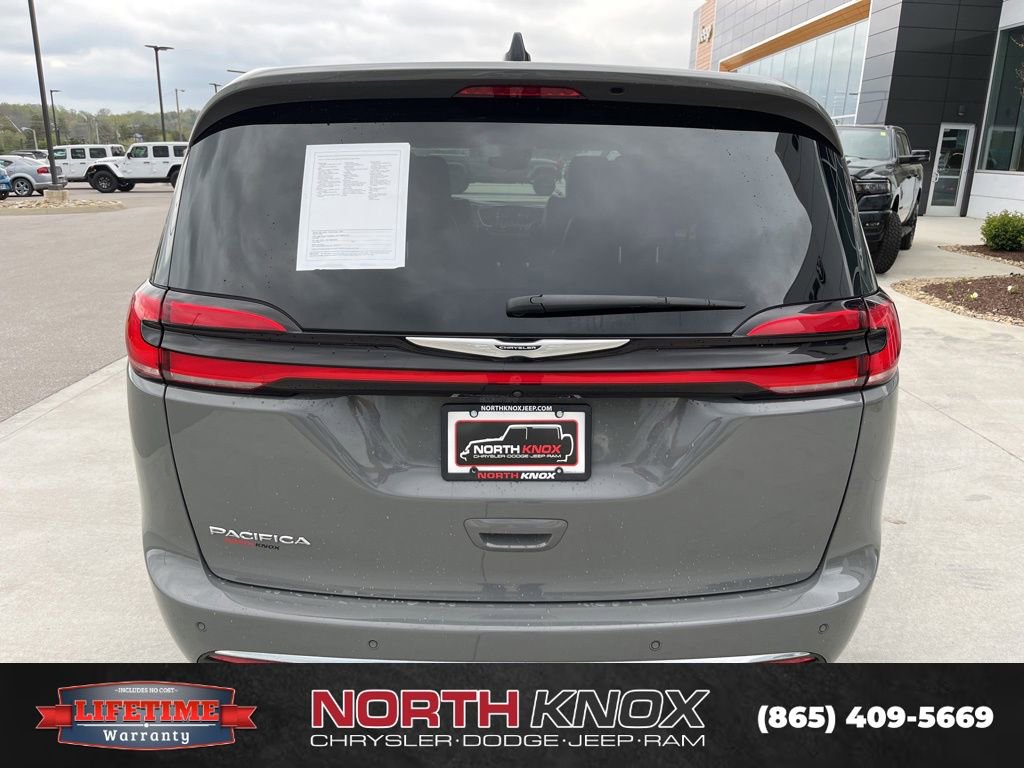 Used 2023 Chrysler Pacifica Touring-L image 17