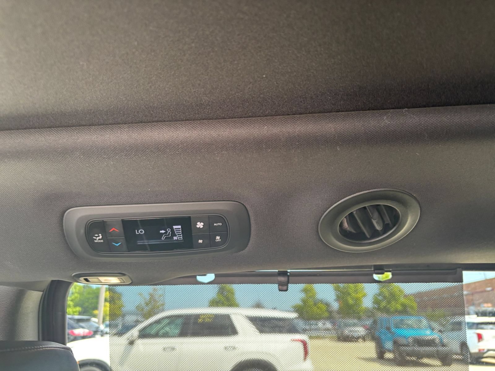 Used 2025 Chrysler Pacifica Limited FWD image 25