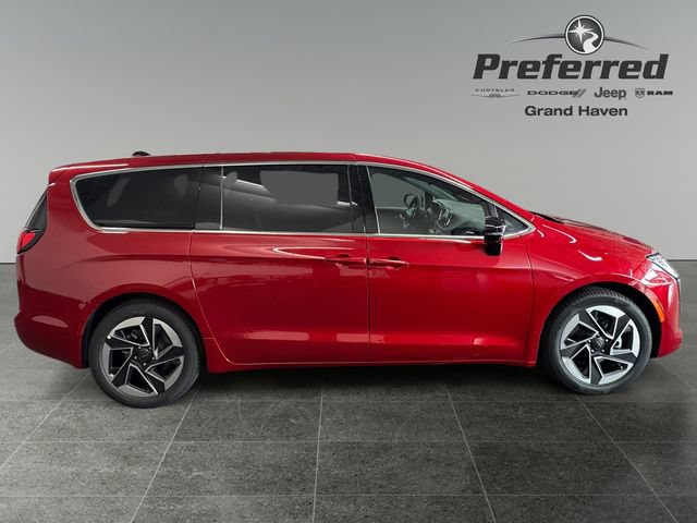 Used 2027 Chrysler Pacifica Limited FWD image 9