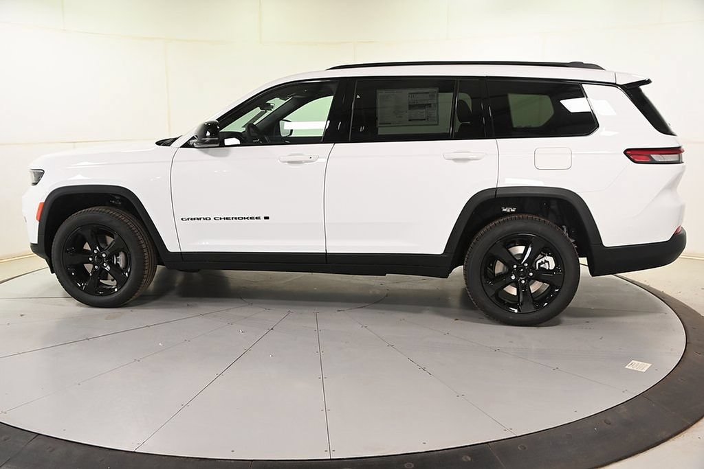 New 2025 Jeep Grand Cherokee L Limited w/ Black Appearance Package AWD/4WD image 4