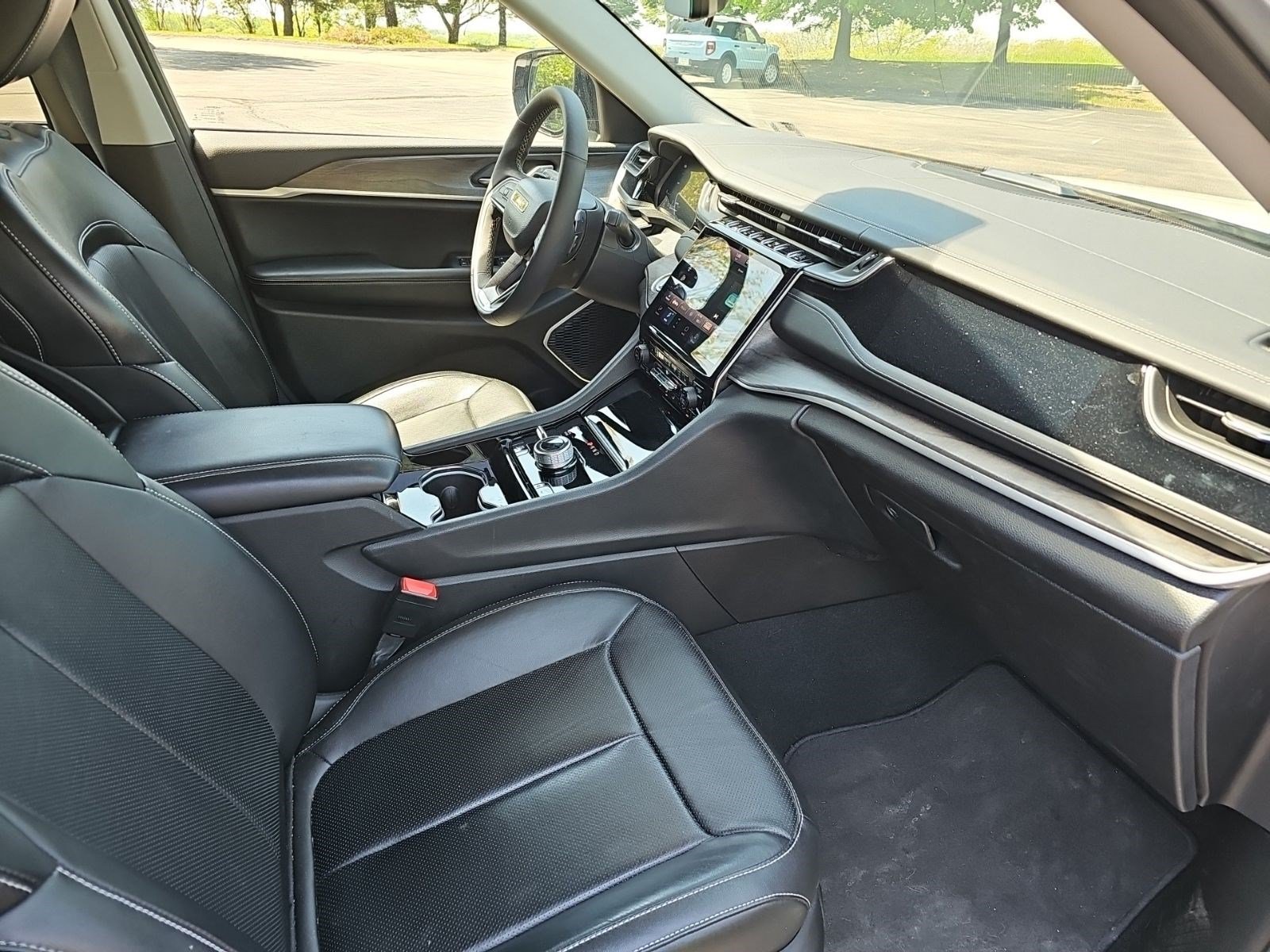 Used 2022 Jeep Grand Cherokee Limited 4xe w/ Luxury Tech Group II AWD/4WD image 11