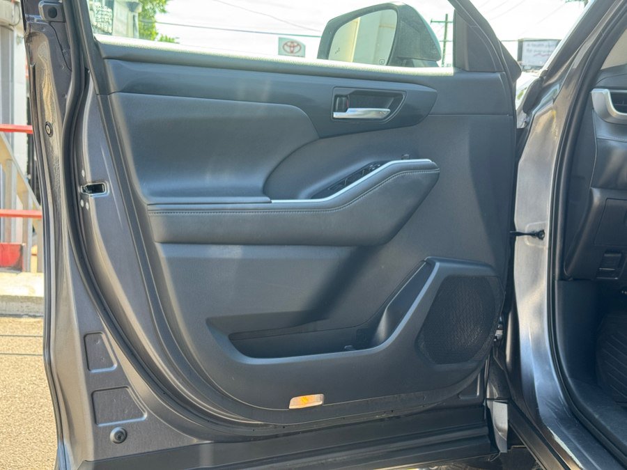 Used 2021 Toyota Highlander XLE AWD/4WD image 18