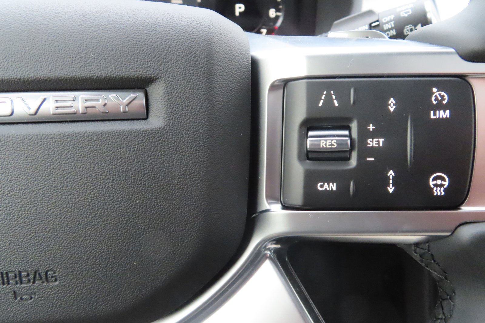 New 2024 Land Rover Discovery Dynamic SE image 34