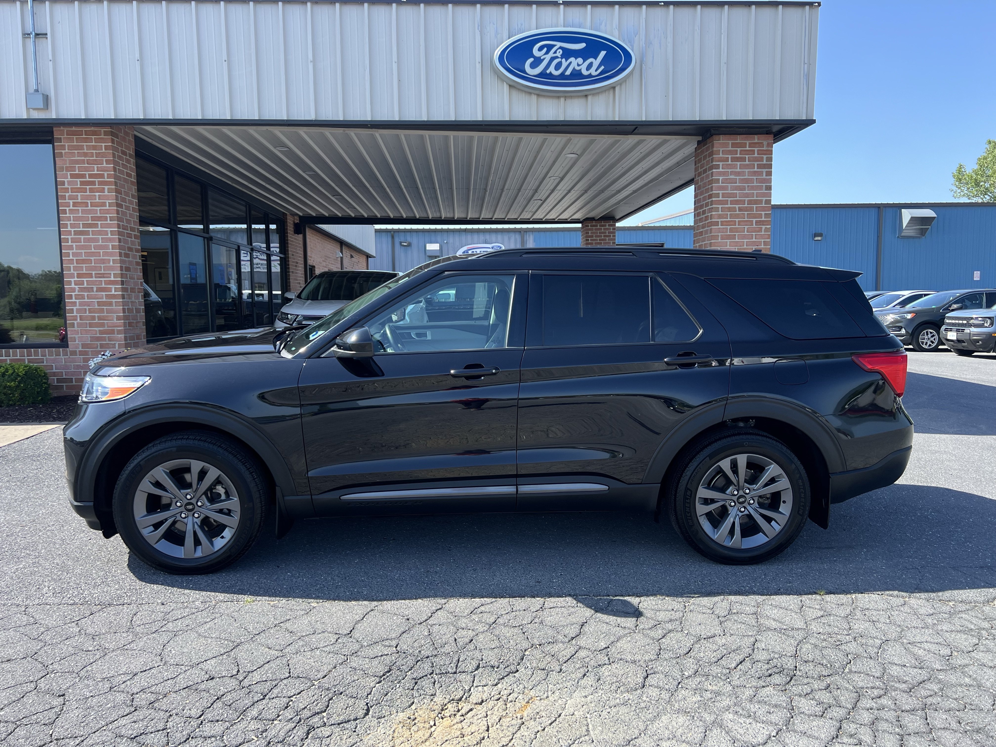 Used 2023 Ford Explorer XLT w/ Equipment Group 202A AWD/4WD image 1