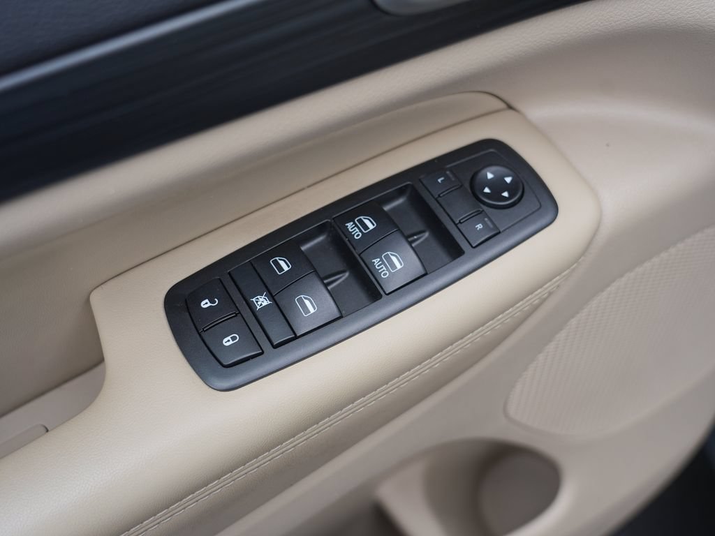 Used 2019 Jeep Grand Cherokee Laredo AWD/4WD image 17
