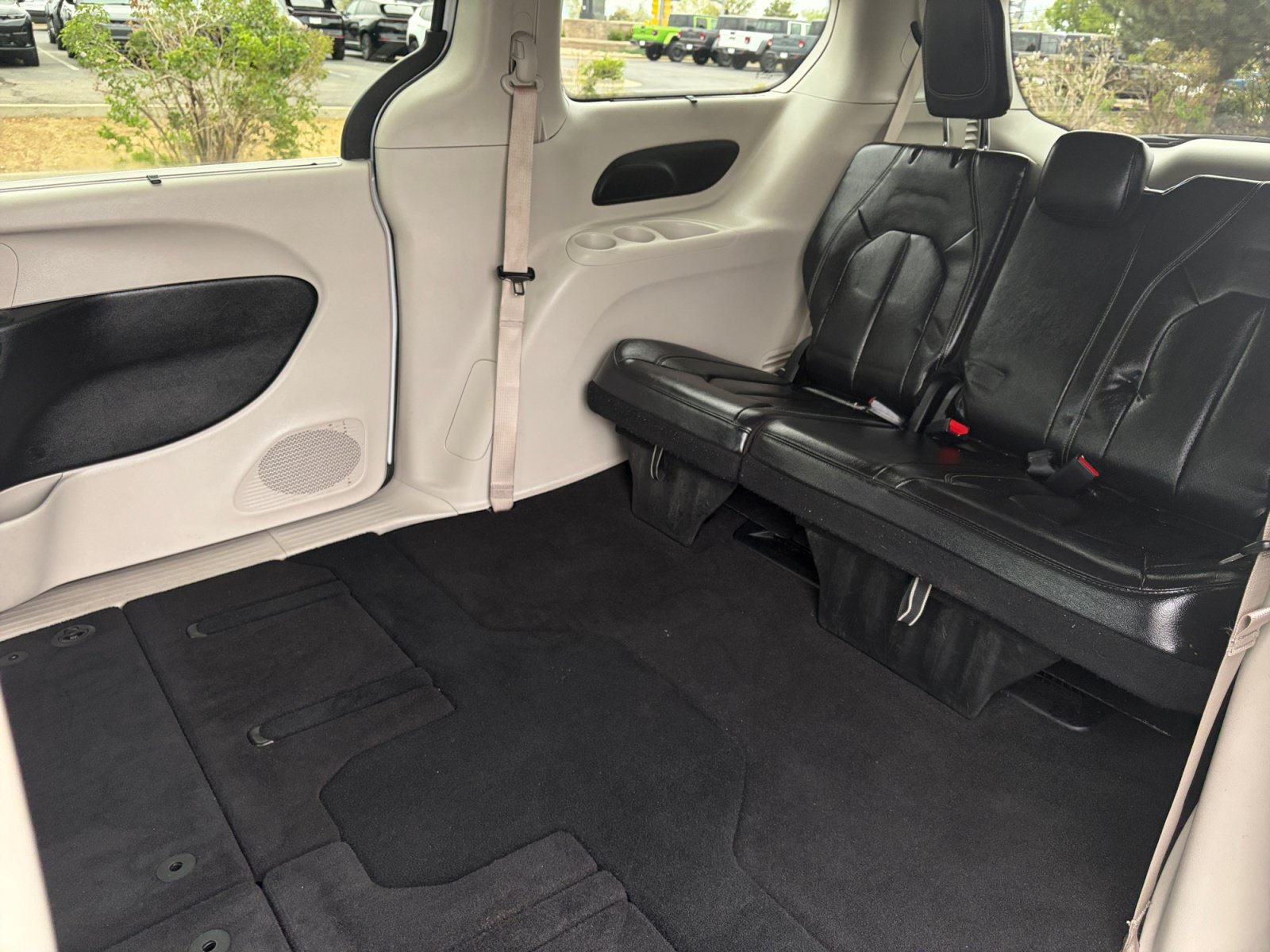 Used 2022 Chrysler Pacifica Touring-L FWD image 17