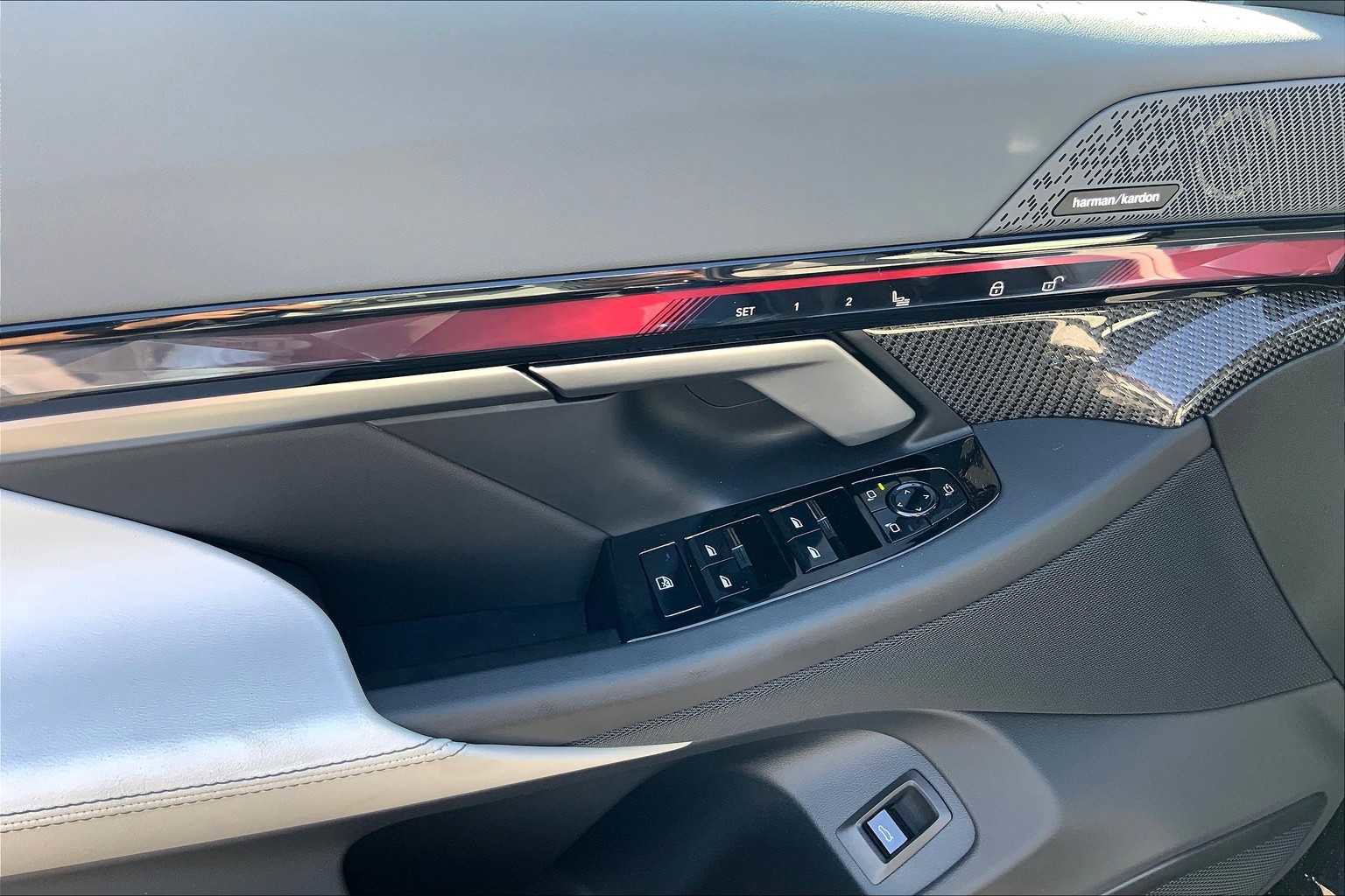 New 2026 BMW 550e xDrive w/ Premium Package image 10