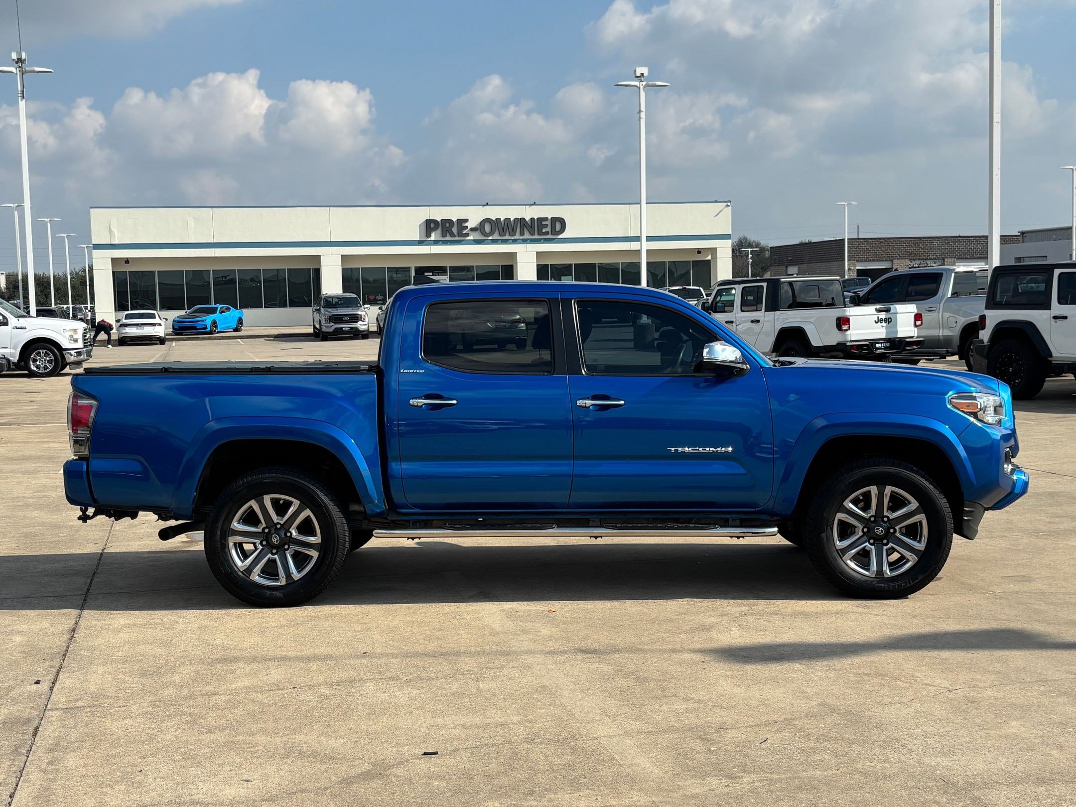 Used 2017 Toyota Tacoma Limited image 2