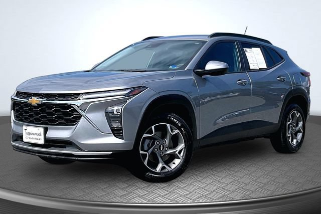 Used 2025 Chevrolet Trax LT FWD image 1