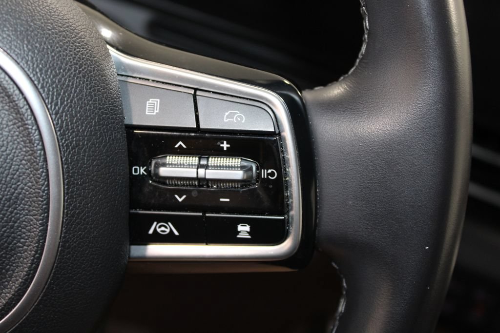 Used 2025 Kia Carnival FWD image 22