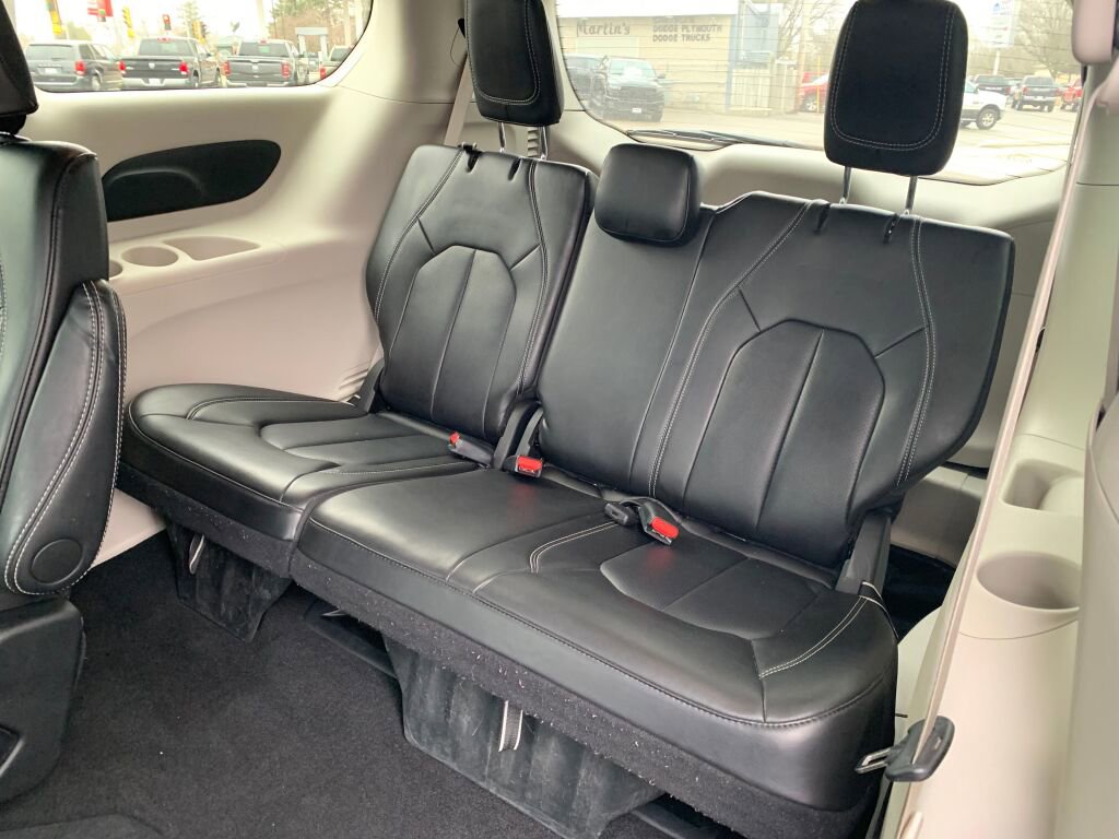 Used 2024 Chrysler Pacifica Touring-L image 24