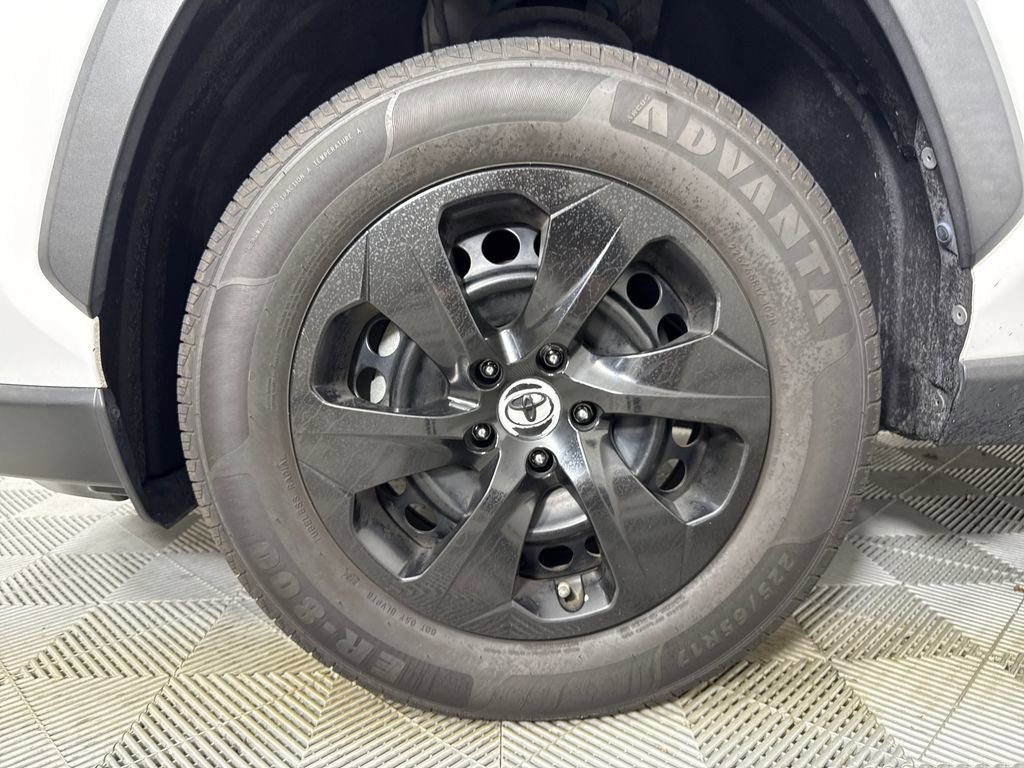 Used 2020 Toyota RAV4 LE FWD image 20